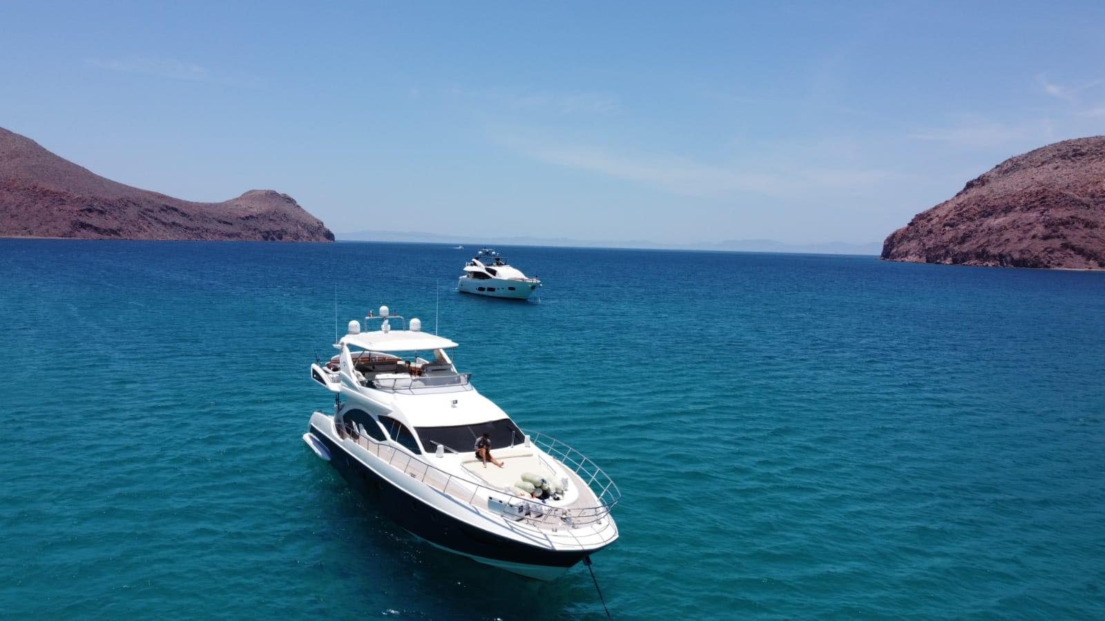 Un yate Azimut 70 navegando por la Bahía de Banderas en un día de charter desde Marina Vallarta