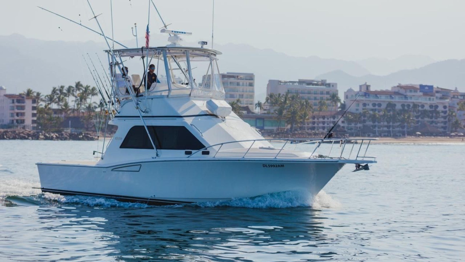 Barco de pesca Cabo 35 navegando frente a la costa de Nuevo Vallarta, rentado directo con su dueño