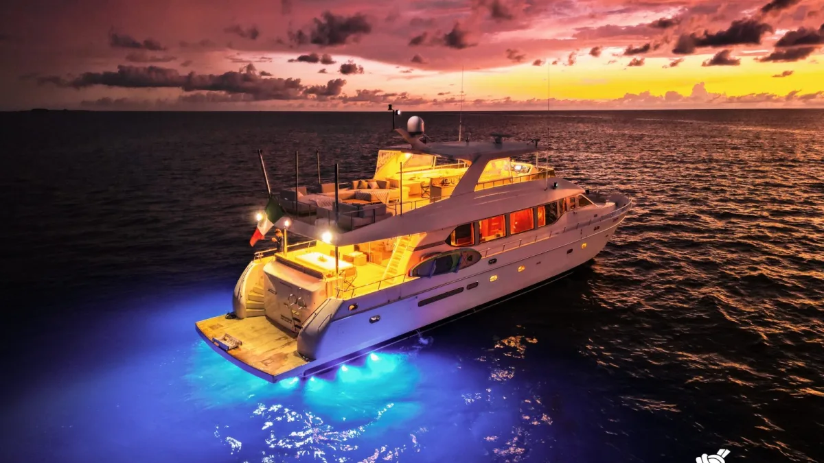 El yate Montefino 84 iluminado al anochecer sobre la Bahía de Banderas
