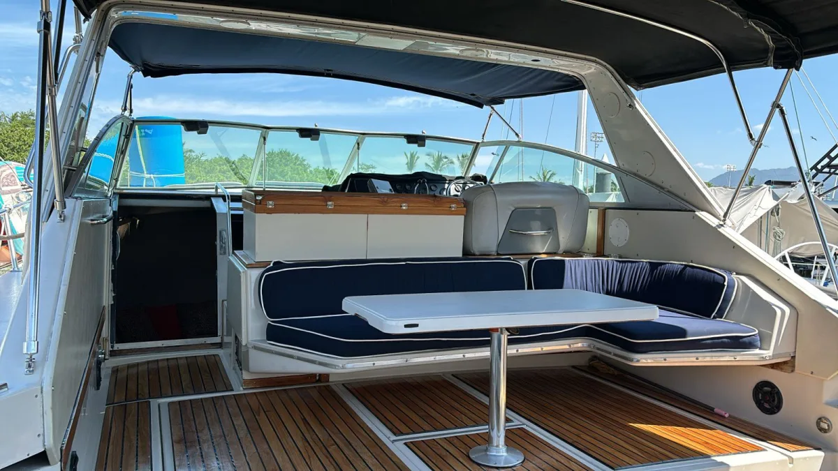 La bañera de popa de un Sea Ray 46 en Marina Vallarta antes de zarpar